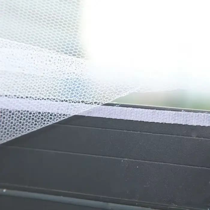 Moustiquaire d'intérieur en maille auto-adhésive