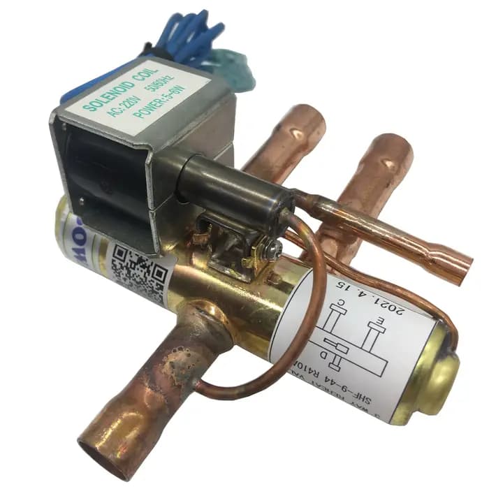 Bobines solénoïdes pour vannes inversatrices à 4 voies pour changer la direction du flux de réfrigérant par commande marche/arrêt dans les refroidisseurs d'eau à pompe à chaleur ou les climatiseurs.